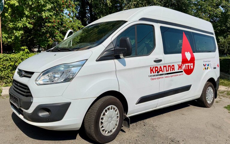 білий автомобіль для виїзних донацій