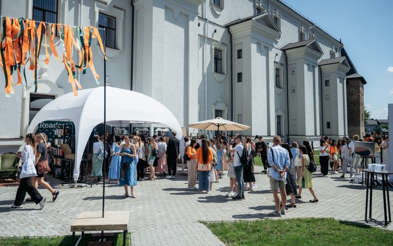 люди на фестивалі