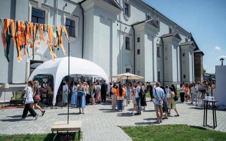 люди на фестивалі