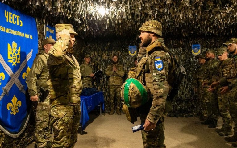 військовий отримує нагороду від Головнокомандувача ЗСУ.