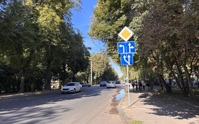 На вулиці Глушець у Луцьку встановили нові дорожні знаки дорога