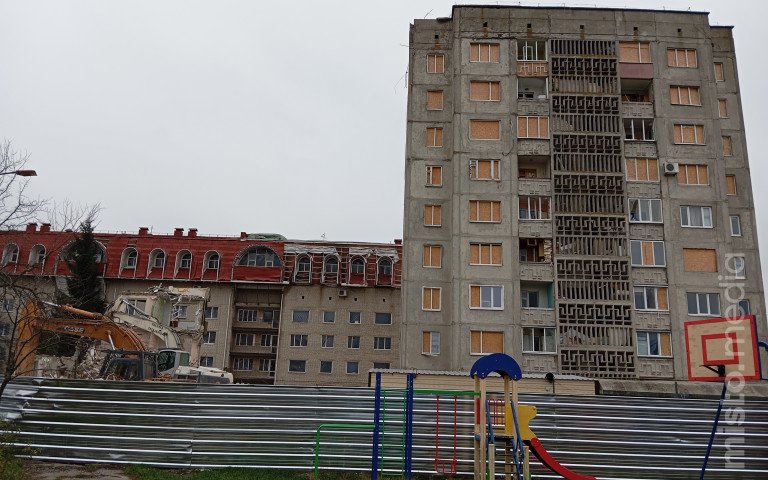 зруйнований будинок