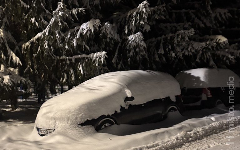 Машина під шаром снігу