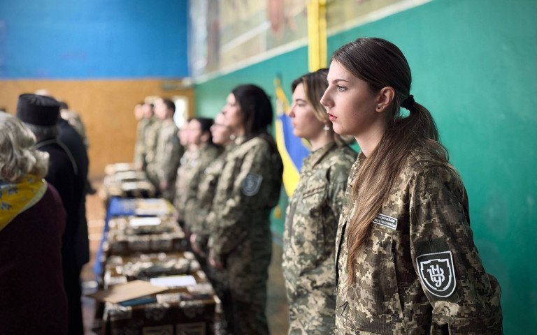 дівчата у формі