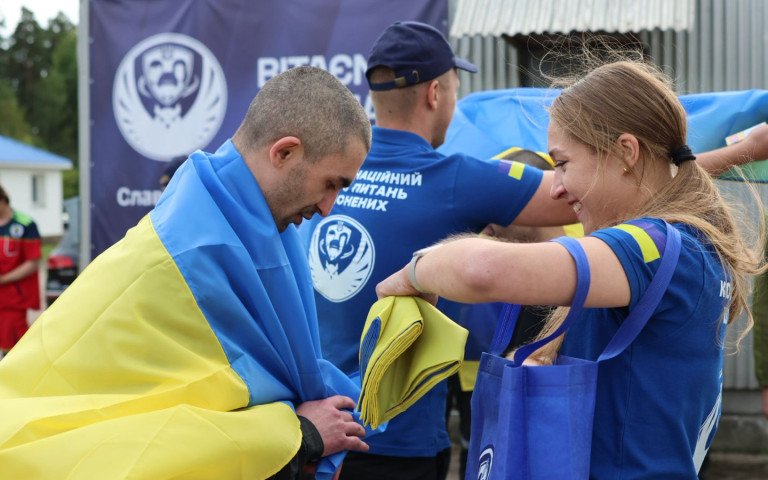 звільнений з полону з українським стягом