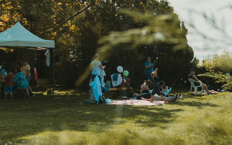 люди в парку на пікніку