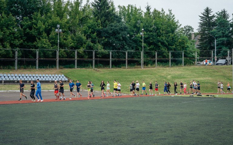 люди біжать