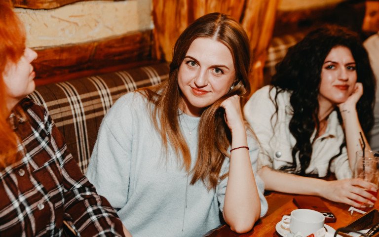 жінки сидять за столом