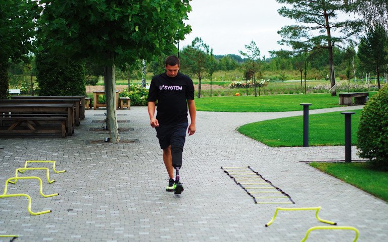 Ветеран з протезом нижньої кінцівки крокує по доріжці