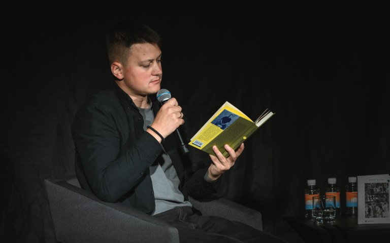 Артур Дронь у Луцьку презентував книжку «Гемінґвей нічого не знає» людина з книгою