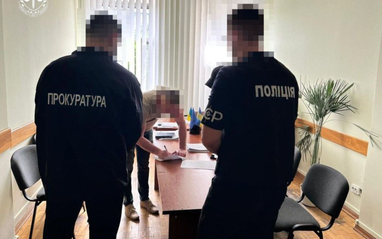 працівники прокуратури в кабінеті посадовця