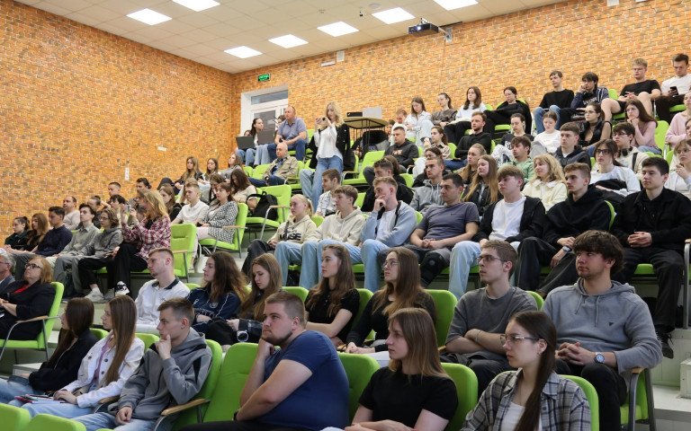 У Луцьку організували шість заходів про культури різних країн. молодь сидить у аудиторії