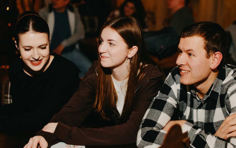 люди за столом