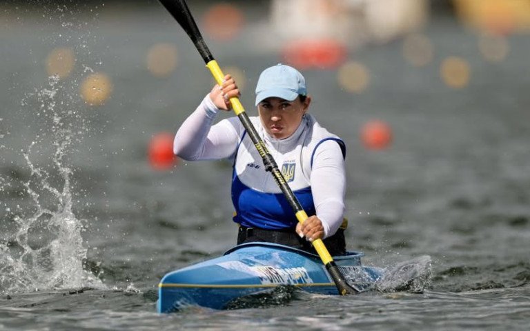 спортсменка на байдарці