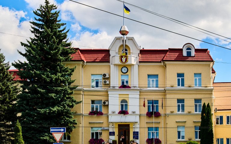 Сесія Луцькради несподівано почалася з книжок Котиса і молитви