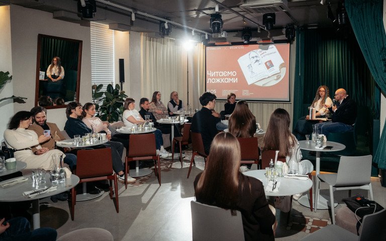 люди в кафе