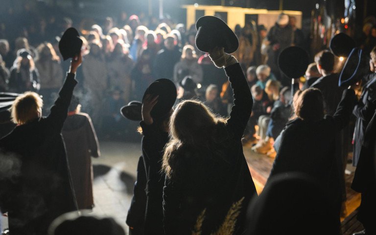 люди на сцені