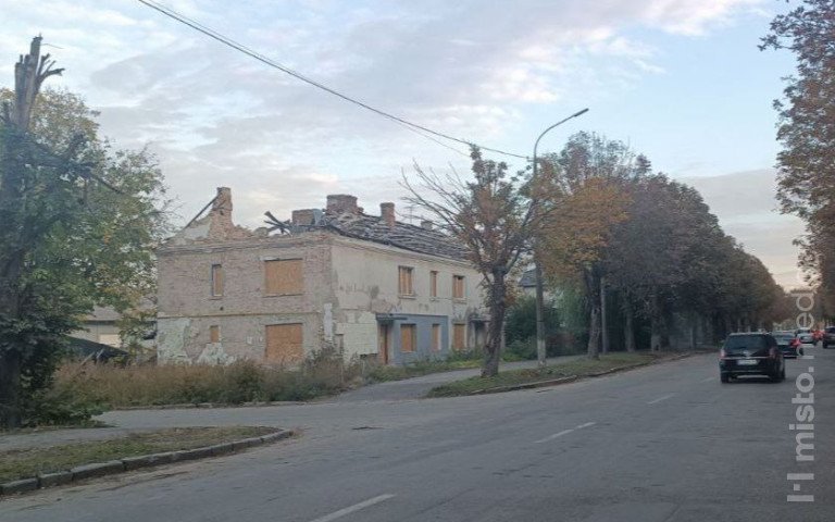 будинок без даху і вікон