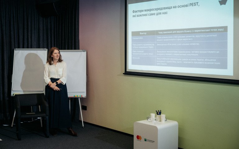 Жінка лекція лекторка презентація проектор