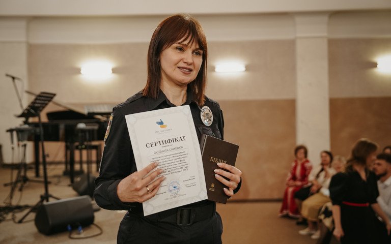 жінка-поліцейський сертифікат вивчення мови жестів