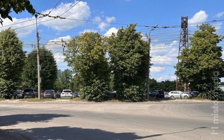 Біля території авторинку встановлять додаткові місця для паркування