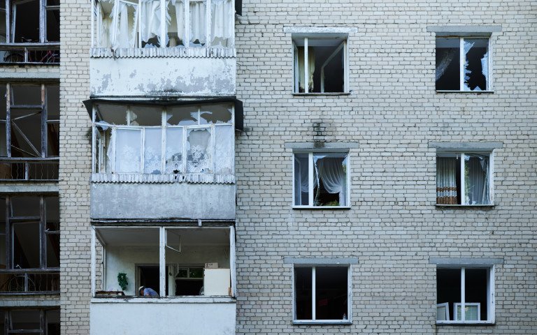 будинок із вибитими вікнами