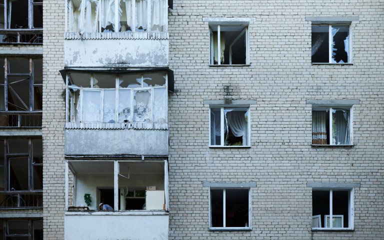 У луцьких будинках вибуховою хвилею зруйновані близько 2 тис. вікон вибиті вікна у будинку