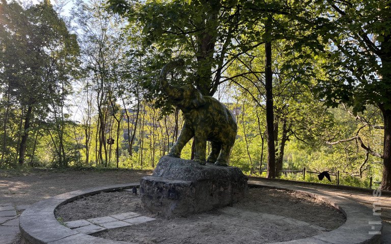 Скульпура «Слоник»