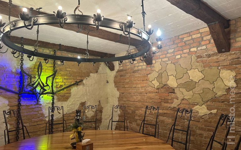 люстра стільці стіл