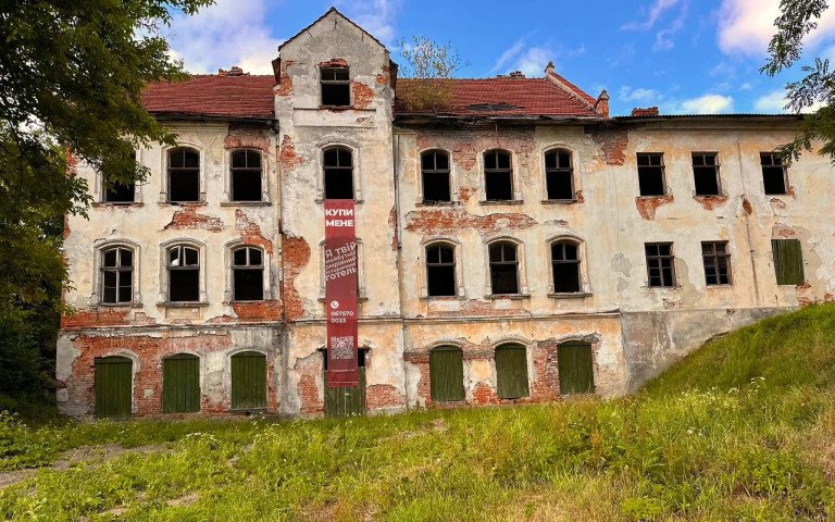 На Львівщині почали процес реставрації двох занедбаних шкіл. стара будівля