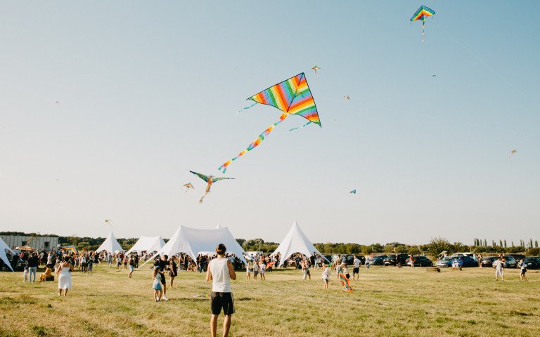 люди запускають повітряних зміїв.