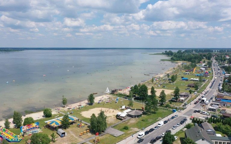 Біля озера Світязь обмежили роботу закладів і заборонили гучну музику. набережна Світязя.
