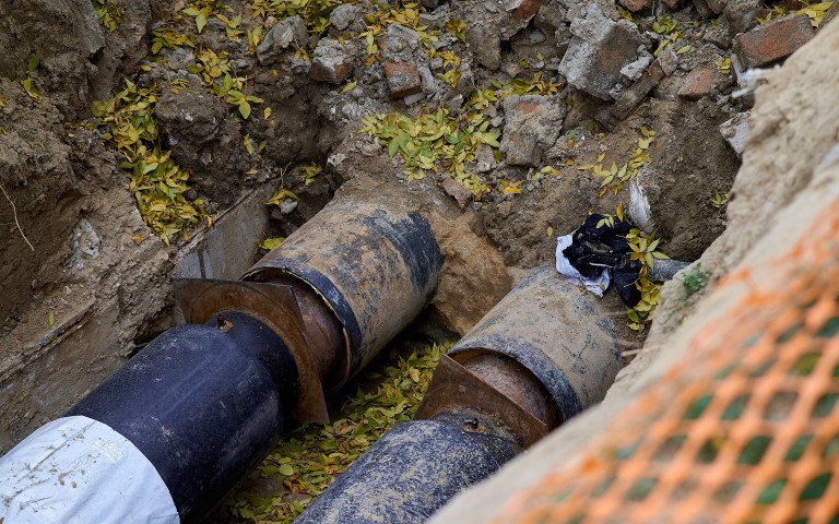 Дванадцять будинків у Луцьку залишились без гарячої води. труби