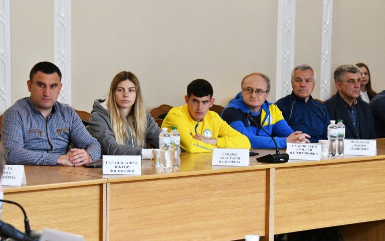люди в залі