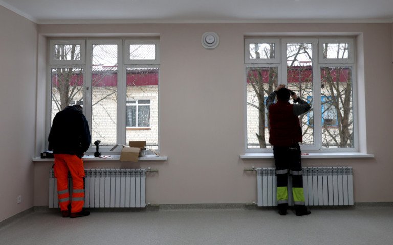 люди роблять ремонт