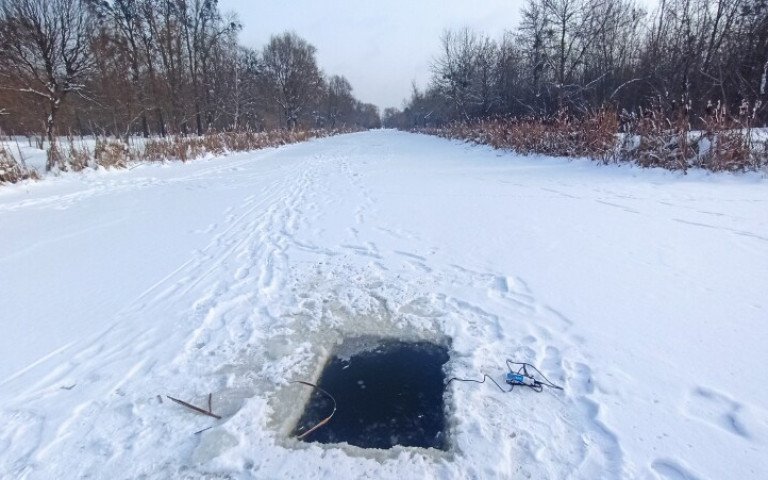 ополонка у річковому каналі