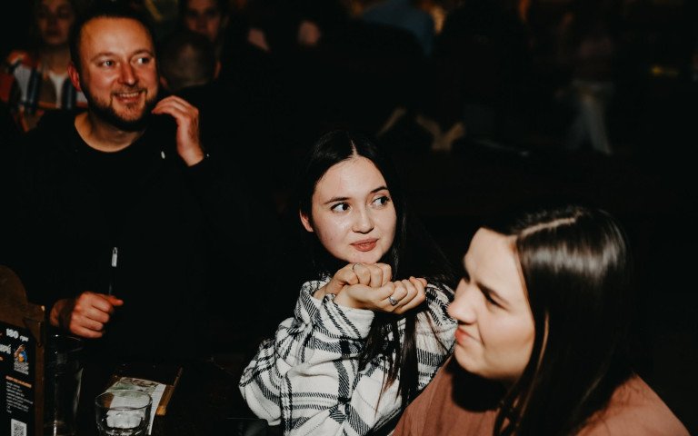 люди сидять за столом