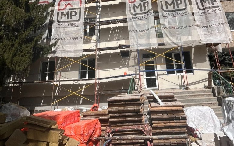 корпус лікарні, який утеплюють