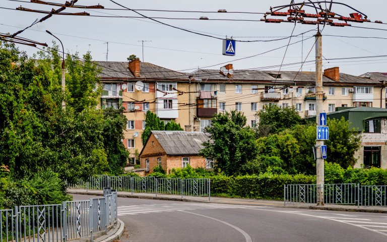 У Луцьку планують понизити бордюри на тротуарах для більшої доступності