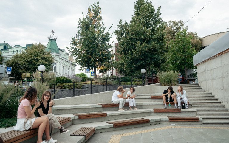 люди на сходах