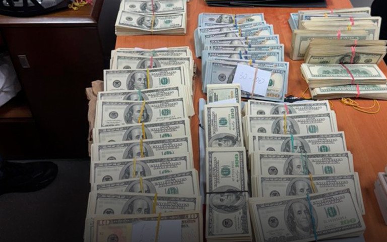 розкладені на столі долари