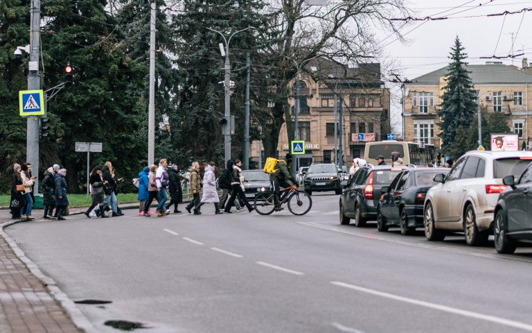 Луцьк люди місто автівки