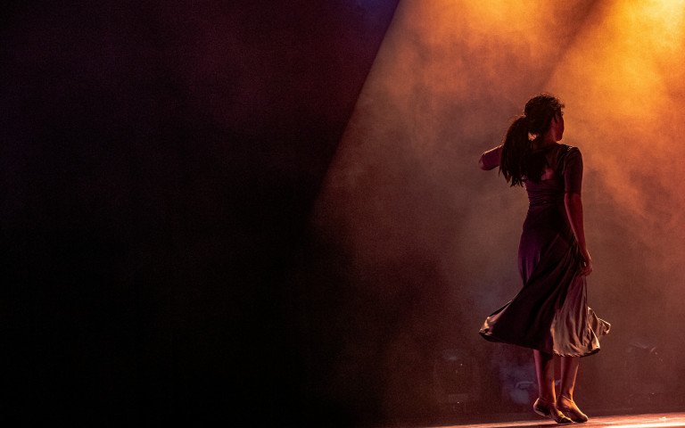 жінка виступає на сцені театру