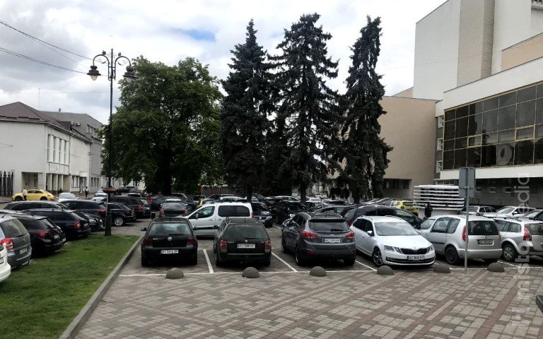 машини на парковці