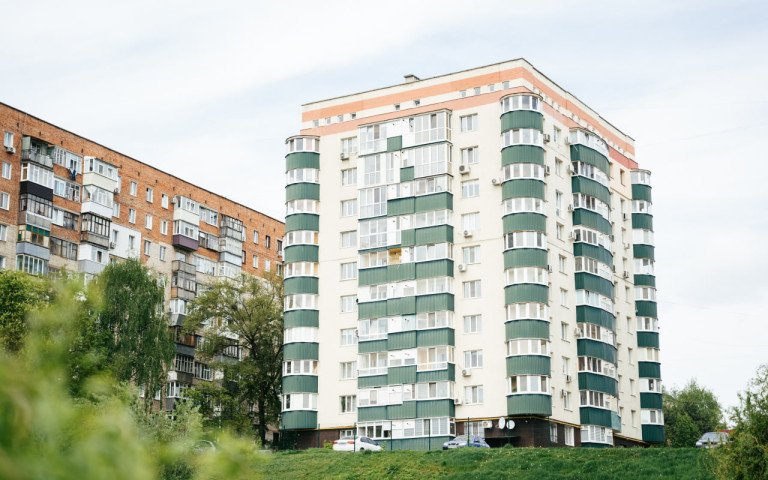 У Луцьку організували лекцію про урбаністику Сум під час війни багатоповерхівка