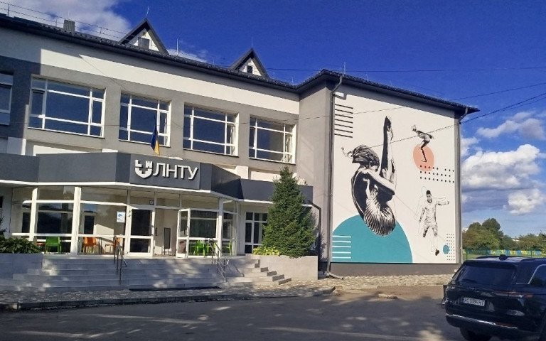 зображення спортсменів на білій стіні