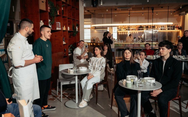 люди в закладі