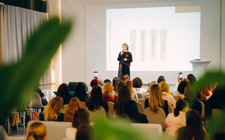 жінка на сцені