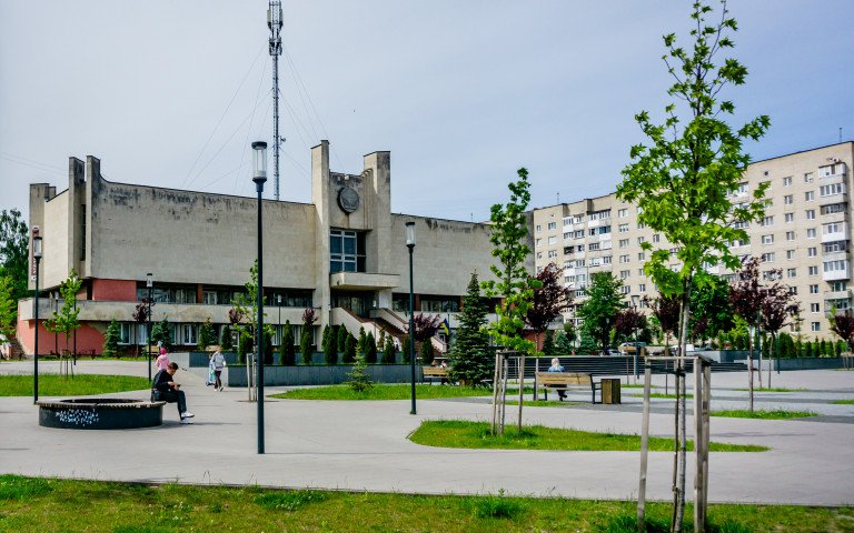 У Луцьку назвали перелік локацій, де будуть ремонтувати вуличні лавки сквер з лавками і деревами у Луцьку