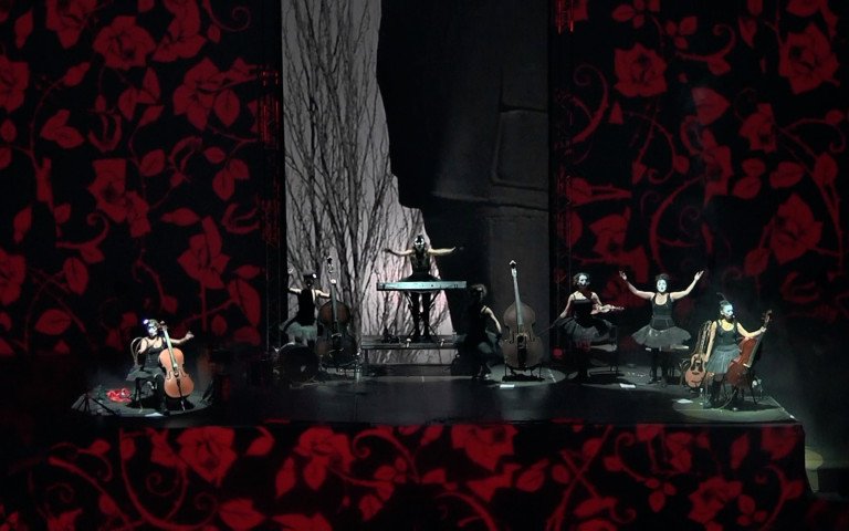 гурт на сцені